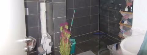 Zwangsversteigerung Eigentumswohnung in Beverungen, Würgassen – Modernisiertes Badezimmer mit Dusche.