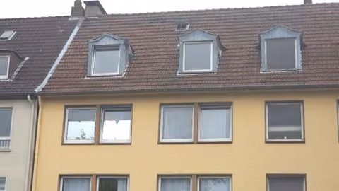 Zwangsversteigerung Eigentumswohnung in Gelsenkirchen, Schalke – Straßenseitiger Blick auf die Fenster der WE 7.