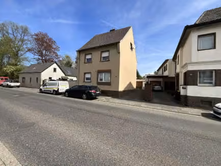 Zwangsversteigerung Einfamilienhaus in Erftstadt, Kierdorf – Südansicht des Einfamilienhauses von der Straße aus.