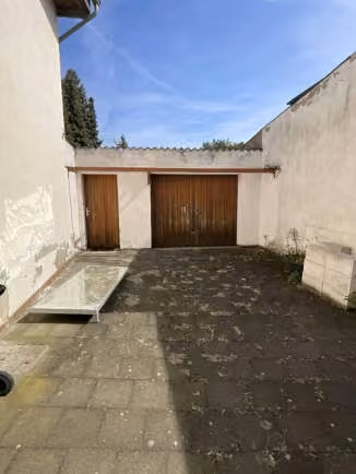 Zwangsversteigerung Einfamilienhaus in Erftstadt, Kierdorf – Hauseingang des Anbaus im Hofbereich.
