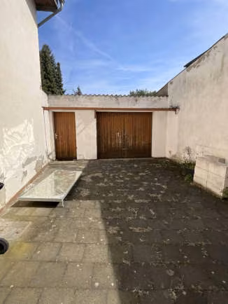 Zwangsversteigerung Einfamilienhaus in Erftstadt, Kierdorf – Hauseingang des Anbaus im Hofbereich.