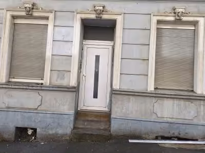 Zwangsversteigerung Mehrfamilienhaus in Wuppertal, Elberfeld – Detailansicht des Hauseingangs.