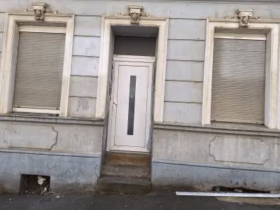 Zwangsversteigerung Mehrfamilienhaus in Wuppertal, Elberfeld – Detailansicht des Hauseingangs.