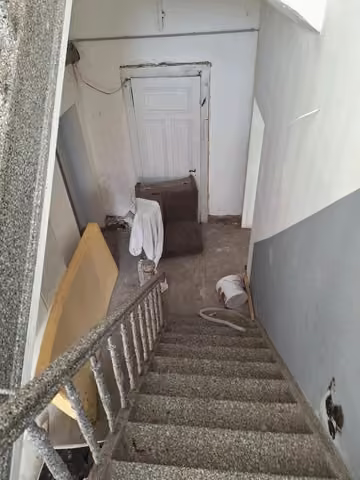 Zwangsversteigerung Mehrfamilienhaus in Wuppertal, Elberfeld – Blick in das sanierungsbedürftige Treppenhaus.
