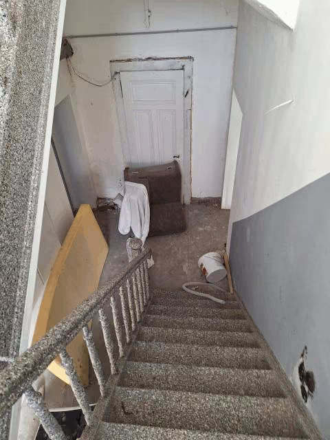 Zwangsversteigerung Mehrfamilienhaus in Wuppertal, Elberfeld – Blick in das sanierungsbedürftige Treppenhaus.