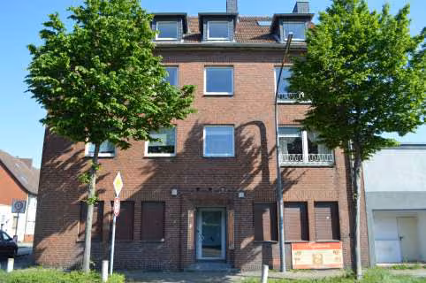 Zwangsversteigerung Eigentumswohnung in Gelsenkirchen, Heßler – Südansicht des Gebäudes mit Eingangsbereich.