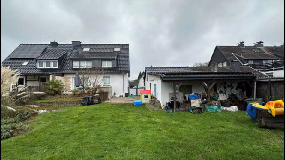 Zwangsversteigerung Zweifamilienhaus in Voerde – Süd-West-Ansicht mit Gartenbereich.
