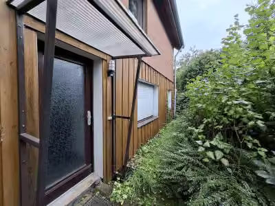 Zwangsversteigerung Einfamilienhaus in Wuppertal, Dönberg – Vorderansicht des Einfamilienhauses mit Garage und Vorgarten.