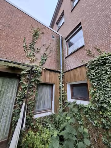 Zwangsversteigerung Einfamilienhaus in Wuppertal, Dönberg – Rückseitiger Zugang zur Einliegerwohnung im Untergeschoss.