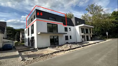 Zwangsversteigerung Eigentumswohnung in Duisburg, Neudorf-Süd – Süd-West-Ansicht des unfertigen Mehrfamilienhauses.