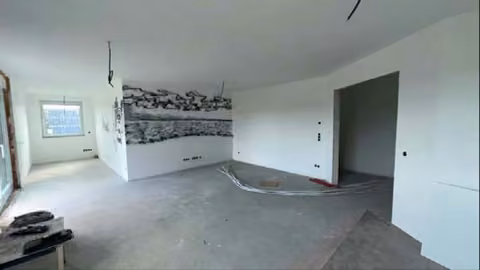 Zwangsversteigerung Eigentumswohnung in Duisburg, Neudorf-Süd – Innenansicht des Wohn- und Esszimmers im erweiterten Rohbauzustand.