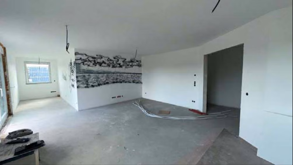 Zwangsversteigerung Eigentumswohnung in Duisburg, Neudorf-Süd – Innenansicht des Wohn- und Esszimmers im erweiterten Rohbauzustand.