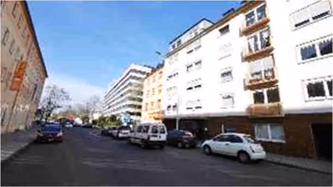 Zwangsversteigerung Eigentumswohnung in Koblenz, Lützel – Straßenansicht des Vorderhauses an der Moselweißer Straße.