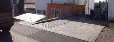 Zwangsversteigerung Einfamilienhaus in Schweinfurt, Eselshöhe – Schrägansicht des Einfamilienhauses mit Zufahrt und Carport von Nord-Westen.