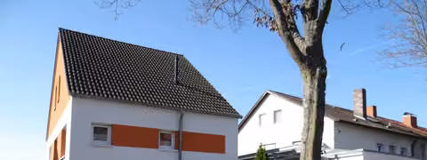 Zwangsversteigerung Einfamilienhaus in Schweinfurt, Eselshöhe – Nord-Ost-Ansicht mit Hauseingangsbereich und Straßenzufahrt.