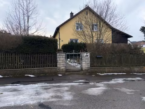 Zwangsversteigerung Zweifamilienhaus in Wenzenbach – Frontale Außenansicht des Zweifamilienwohnhauses von der Straßenseite.