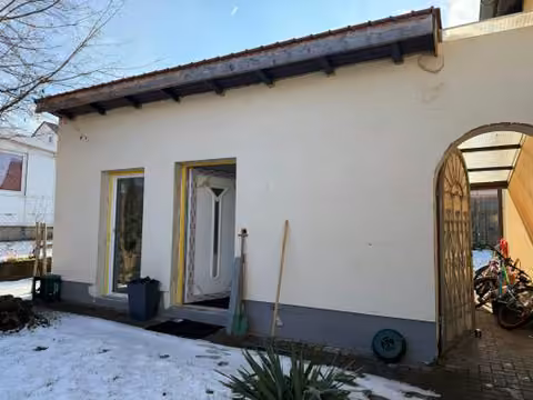 Zwangsversteigerung Zweifamilienhaus in Wenzenbach – Außenansicht des umgebauten Nebengebäudes (Einliegerwohnung).
