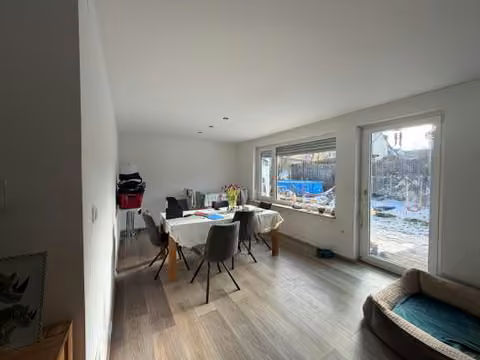 Zwangsversteigerung Zweifamilienhaus in Wenzenbach – Heller Essbereich in der modernisierten Erdgeschosswohnung.