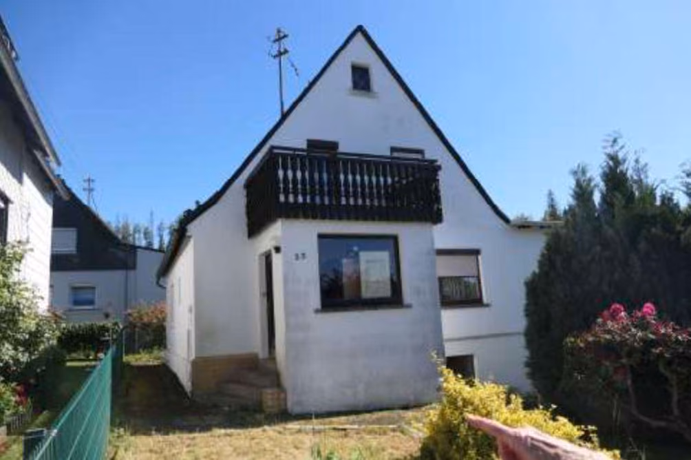 Zwangsversteigerung Einfamilienhaus in Schwarzenbach am Wald, Sorg – Straßenseitige Ansicht des Giebels und des Vorgartenbereichs.