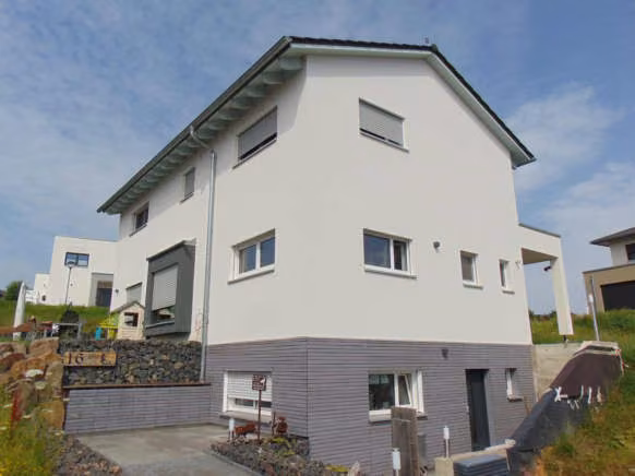 Zwangsversteigerung Einfamilienhaus in Gerach – Wohnhaus Südostseite und Giebel Südwestseite mit Gartenbereich.