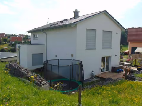 Zwangsversteigerung Einfamilienhaus in Gerach – Wohnhaus Nordwestseite und Eingangsbereich.