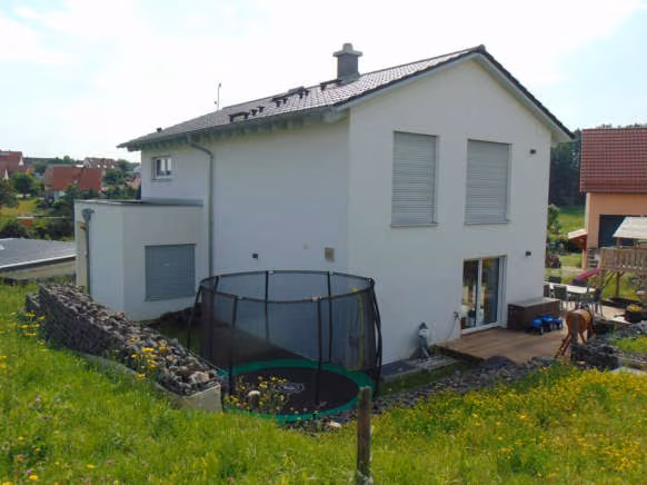 Zwangsversteigerung Einfamilienhaus in Gerach – Wohnhaus Nordwestseite und Eingangsbereich.