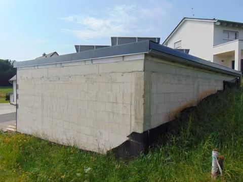 Zwangsversteigerung Einfamilienhaus in Gerach – Doppelgarage Südostseite mit Zufahrt und Sektionaltor.