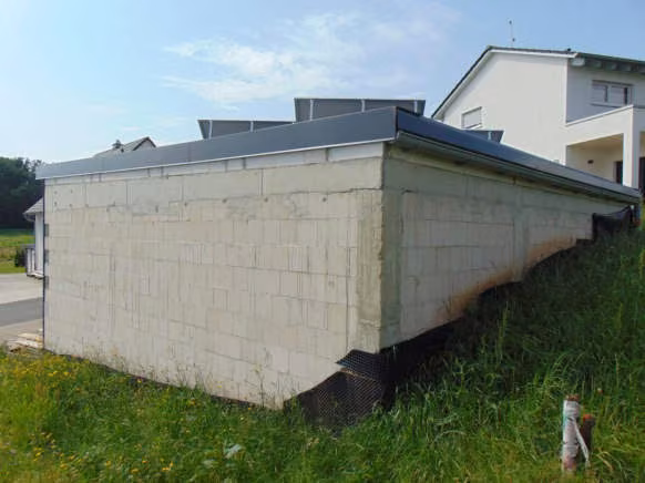 Zwangsversteigerung Einfamilienhaus in Gerach – Doppelgarage Südostseite mit Zufahrt und Sektionaltor.