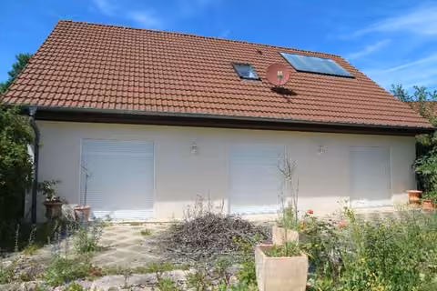 Zwangsversteigerung Einfamilienhaus in Poppenricht – Vorderansicht des Einfamilienhauses mit Eingangsbereich.
