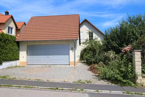 Zwangsversteigerung Einfamilienhaus in Poppenricht – Freistehende Doppelgarage mit Zufahrtsbereich.