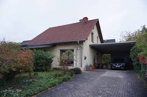 Zwangsversteigerung Einfamilienhaus in Meeder, Wiesenfeld – Blick von Südosten auf das Einfamilienhaus mit Carport und Zufahrt.