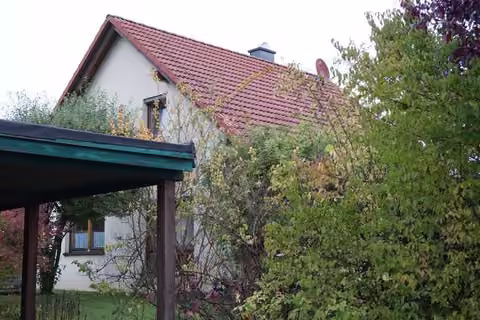 Zwangsversteigerung Einfamilienhaus in Meeder, Wiesenfeld – Blick von Südwesten auf die rückwärtige Fassade und Terrasse.