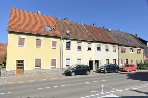 Zwangsversteigerung Reihenhaus in Uffenheim – Straßenansicht der Reihenhauszeile von Nordosten mit Haus Nr. 10.