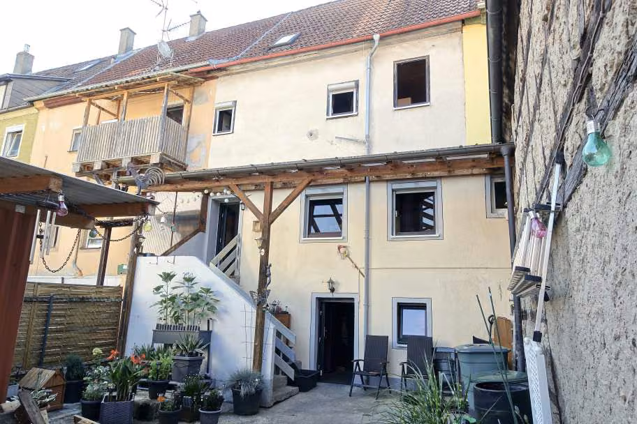 Zwangsversteigerung Reihenhaus in Uffenheim – Überdachte Außentreppe vom Innenhof ins Untergeschoss.