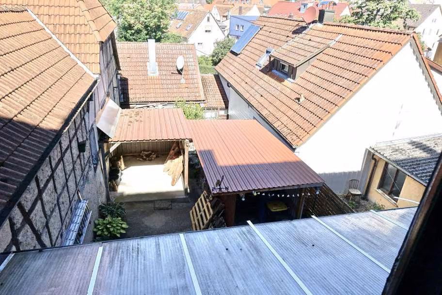 Zwangsversteigerung Reihenhaus in Uffenheim – Blick von Westen über den Innenhof auf Schuppen und Wohnhaus.