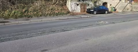 Zwangsversteigerung Zweifamilienhaus in Kronach – Außenansicht des Zweifamilienhauses von der Süd- und Ostseite an der Straße.