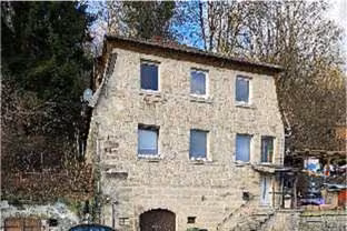 Zwangsversteigerung Zweifamilienhaus in Kronach – Ostansicht des Gebäudes entlang der Bamberger Straße.