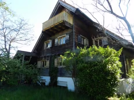Zwangsversteigerung Einfamilienhaus in Seukendorf – Carport mit Pultdach und Granitpflasterung im Eingangsbereich.
