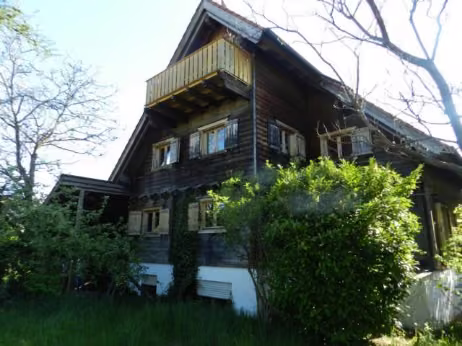 Zwangsversteigerung Einfamilienhaus in Seukendorf – Carport mit Pultdach und Granitpflasterung im Eingangsbereich.
