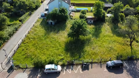 Zwangsversteigerung Grundstück in Bad Sooden-Allendorf, Sooden – Luftaufnahme beider Baugrundstücke mit umliegender Bebauung und Straße