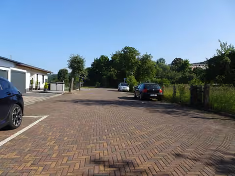 Zwangsversteigerung Grundstück in Bad Sooden-Allendorf, Sooden – Straßenansicht der Zuwegung über die Konrad-Adenauer-Allee