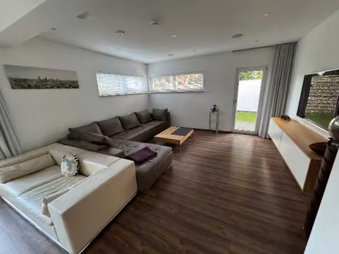 Zwangsversteigerung Einfamilienhaus in Kelkheim, Kelkheim-Mitte – Großzügiger Wohnbereich im Erdgeschoss mit Parkett-/Vinylboden.