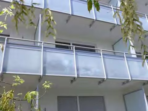 Zwangsversteigerung Eigentumswohnung in Mörfelden-Walldorf, Walldorf – Detailansicht des zur Wohnung Nr. 29 gehörenden Balkons mit Glasbrüstung.