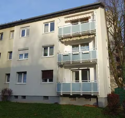 Zwangsversteigerung Eigentumswohnung in Frankfurt am Main, Bonames – Vorderansicht des Mehrfamilienhauses Theodor-Thomas-Straße 7.