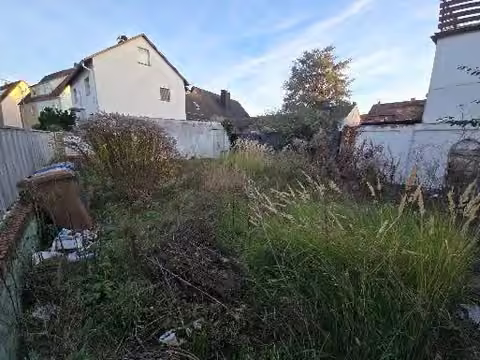 Zwangsversteigerung Doppelhaushälfte in Hanau, Großauheim – Straßenansicht der Doppelhaushälfte von der Spessartstraße aus.