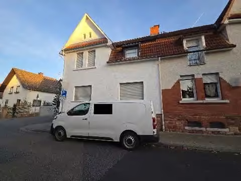 Zwangsversteigerung Doppelhaushälfte in Hanau, Großauheim – Rückwärtige Gartenfläche mit starkem Bewuchs.