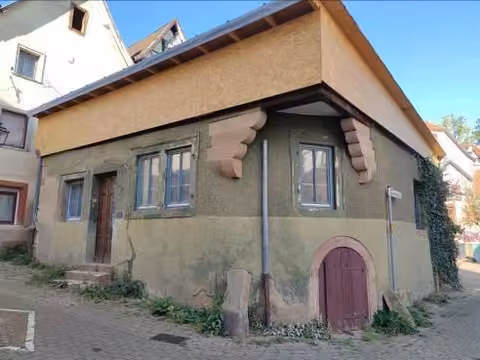 Zwangsversteigerung in Bad Orb – Blick auf das Bewertungsobjekt von Südosten mit Notdach.