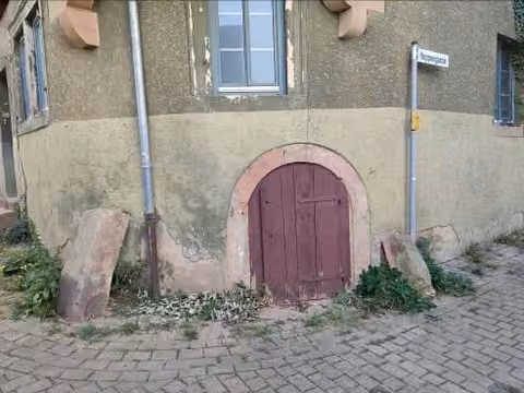 Zwangsversteigerung in Bad Orb – Blick auf den historischen Kellerzugang von Osten.