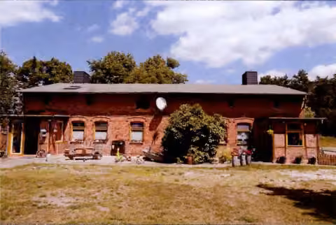 Zwangsversteigerung Mehrfamilienhaus in Wilhelmsburg, Eichhof – Frontalansicht des freistehenden Backstein-Zweifamilienhauses von der Hofseite.