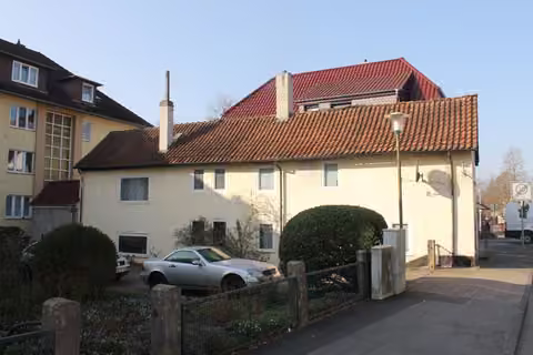 Zwangsversteigerung Einfamilienhaus in Bad Pyrmont, Oesdorf – Östliche Außenansicht des Bewertungsobjekts entlang der Grundstücksgrenze.